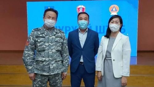 8000 ширхэг амны хаалт хандивлалаа